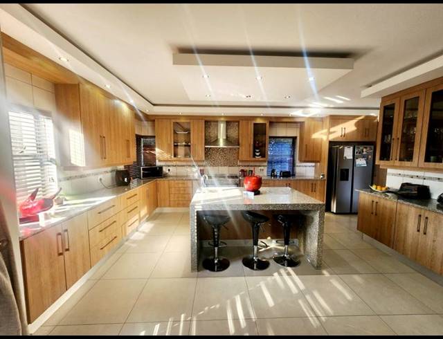 5 BEDROOM HOUSE FOR SALE IN ZAMBEZI COUNTRY ESTATE